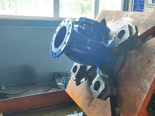 旋啟式止回閥打壓測試中 旋啟式止回閥打壓測試中