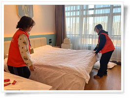 學習結(jié)束孩子把酒店房間打掃干凈